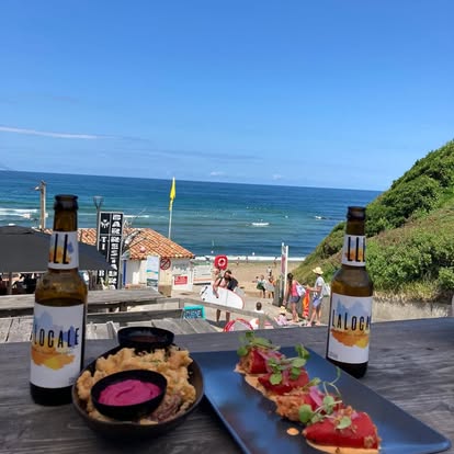 Bières La Locale et tapas en terrasse face à la plage d'Acotz et l'océan bleu